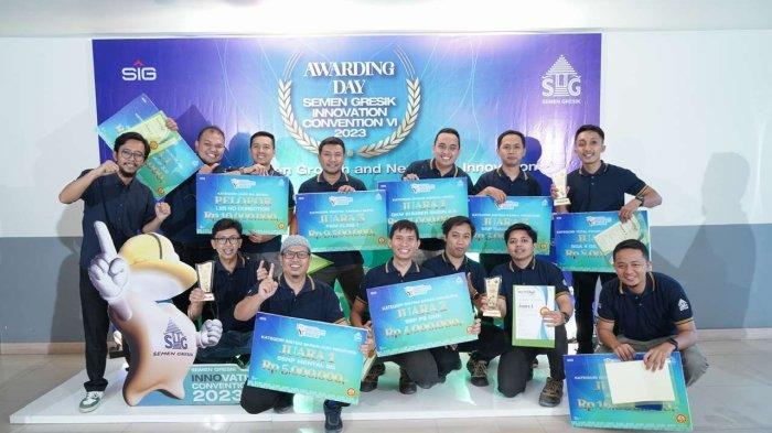 Foto bersama para pemenang inovator terbaik dalam ajang Awarding Semen Gresik Innovation Convention (SGIC) VI 2023 di Ballroom Fave Hotel Rembang (22/9).