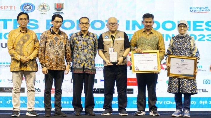 Foto bersama setelah pemberian Penghargaan untuk USM usai sukses jadi tuan rumah KRI 2023