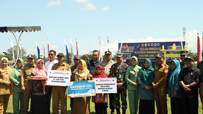 Foto bersama setelah upacara pembukaan TMMD Sengkuyung tahap 1 di lapangan Desa Kalikudi, Kecamatan Adipala, Selasa (21/2/2024).
