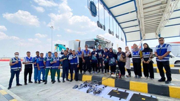Foto bersama usai acara Kunjungan Kerja USM ke Proyek jalan tol Semarang-Demak