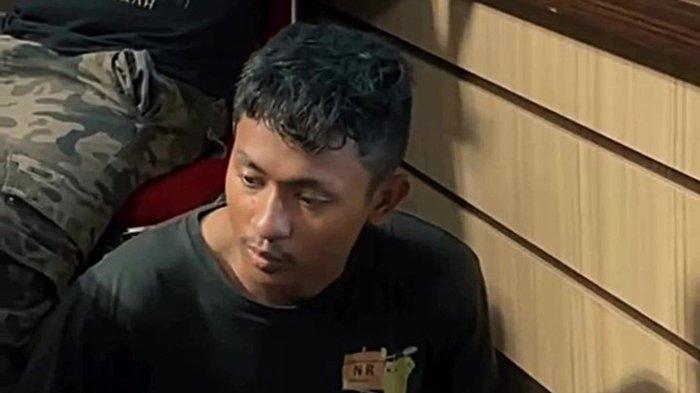 Foto terbaru pelaku pembunuhan santriwati Kendal berinisial SNH, ditangkap di Kendal setelah dikepung dan diinterogasi polisi. Tersangka adalah warga Magelang yang bekerja di pabrik Kawasan Industri Kendal.