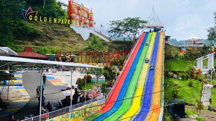 Foto suasana di salah satu wahana wisata yang ada di kawasan DTW Guci, Kabupaten Tegal, Jawa Tengah yaitu Golden Park saat momen libur Natal 2024 pada Rabu (25/12/2024).