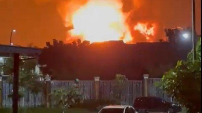 Foto tangkapan layar dari video yang beredar di media sosial. Gudang peluru Yon Armed 7, Kota Bekasi, Jawa Barat dikabarkan meledak pada Sabtu (30/3/2024).