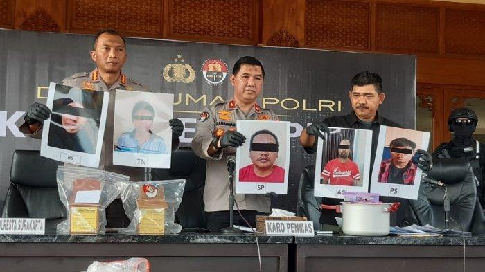 Karo Pennmas Divhumas Polri, Brigjen Pol Ahmad Ramadhan (tengah) bersama PPID Densus 88 Anti Teror Kombes Pol Aswin Siregar (kanan) dan Kapolresta Solo Kombes Pol Iwan Saktiadi (kiri) saat menunjukkan foto tersangka terorisme yang berkaitan dengan bom bunuh diri di Polsek Astana Anyar Polresta Bandung saat konferensi pers di Mapolresta Solo, Jumat (4/8/2023).