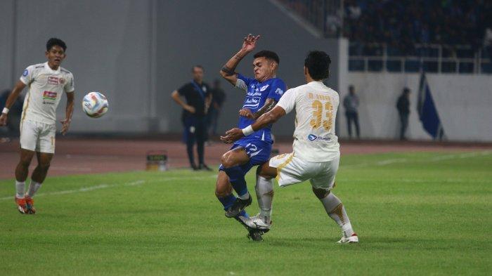 Aksi pemain PSIS Semarang Gali Freitas mendapat hadangan dari pemain Persija Muhammad Akbar Arjunsyah dalam laga pekan ke-17 BRI Liga 1 2023/2024 di Stadion Jatidiri Semarang, Minggu (29/10/2023).