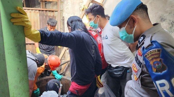 GALI SUMUR - Petugas kepolisian dari Polres Padang Pariaman menggali sumur terkait indikasi adanya korban lain dalam pengembangan kasus penemuan potongan tubuh di Kabupaten Padang Pariaman, Sumatera Barat, Kamis (19/6/2025). Kapolres AKBP Ahmad Faisol Amir, menyebut, ada dua korban lain yang dibunuh pelaku satu tahun yang lalu.