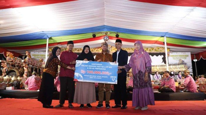 GM PT KPI RU IV Cilacap, Edy Januari Utama menyerahkan donasi senilai Rp 100 juta untuk Yayasan Anak Yatim Tazkiyatn Nufus Lomanis, Yayasan KPAY Donan, Musholla Al Himmah Kutawaru, Ponpes Al Ihya Ulumuddin Kesugihan, dan Panti Pelayanan Sosial Lanjut Usia (PPSLU) Dewanata, Slarang, Kesugihan.