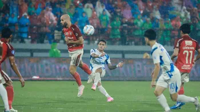 Pemain PSIS Semarang Gali Freitas mencoba melakukan shooting ke gawang Bali United pada laga pekan ke-28 BRI Liga 1 2023/2024 di Stadion Kapten I Wayan Dipta Gianyar Bali, Jumat (8/3/2024)