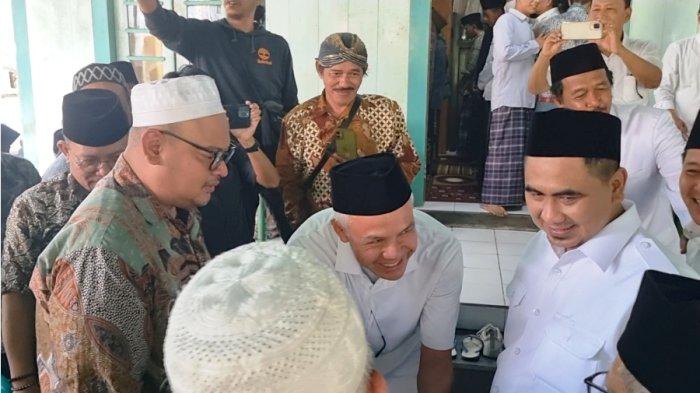 MELAYAT GUS ALAM - Mantan Gubernur Jateng Ganjar Pranowo bersama Wakil Gubernur Jateng, Taj Yasin Maimoen melayat ke kediaman almarhum Gus Alam di Kaliwungu Kendal, Selasa (6/5/2025). Selain itu nampak juga mantan Menteri Ketenagakerjaan, Hanif Dhakiri di rumah duka.