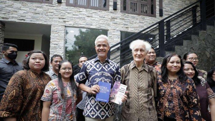 Ganjar Pranowo, Capres nomor urut 3 bersilaturahmi kepada Romo Franz Magnis Suseno, pendeta Katholik di Kampus Sekolah Tinggi Filsafat (STF) Driyarkara, Jakarta Pusat, Jumat (24/11/2023).