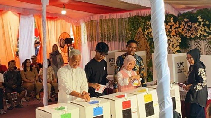 Ganjar Pranowo bersama Siti Atiqoh mencoblos di TPS 11 Lempongsari Kota Semarang, Rabu (14/2/2024).