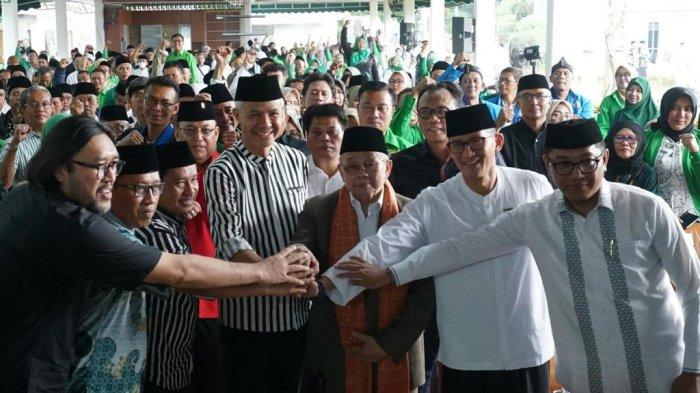 Ganjar Pranowo memakai baju garis saat menghadiri acara silaturahmi di kediaman mantan Bupati Bogor, Rahmat Yasin, Sabtu (22/7/2023).