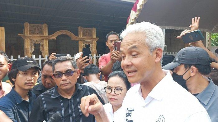 Capres Ganjar Pranowo mengapresiasi langkah cepat TNI yang mengumumkan enam tersangka pelaku penganiaya relawan. Respons itu ia sampaikan saat berkunjung ke Desa Blimbingrejo, Kecamatan Nalumsari, Kabupaten Jepara, Selasa (2/1/2023).