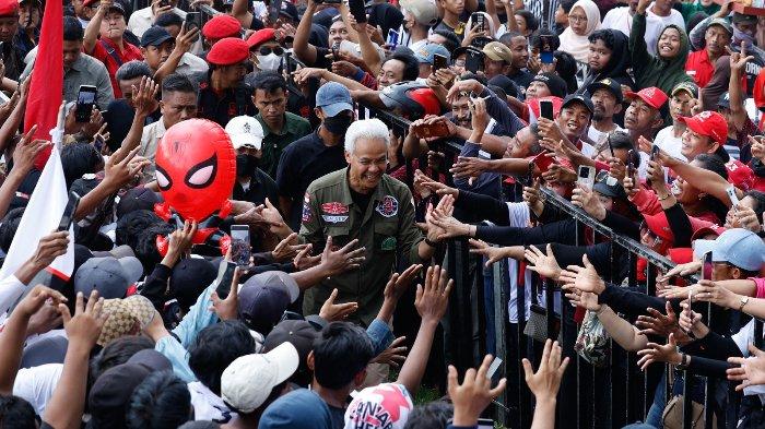 Ganjar Pranowo menghadiri acara Hajatan Rakyat di Lapangan Watu Gajah Semanding, Tuban, Jumat (2/2/2024).