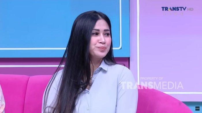 Gelagat Igun Tidak Cipika Cipiki, Ayu Ting Ting Bawa Tasbih Saat Ada ...