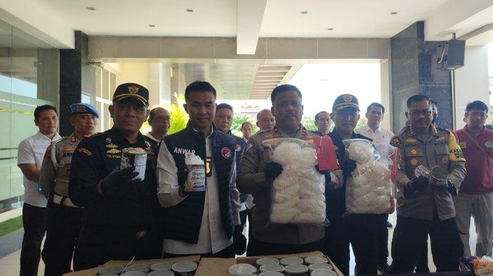 Wakapolda Jateng Brigjen Pol Agus Suryonugroho (tengah) dan Kepala Kanwil Bea Cukai Jateng DIY, Akhmad Rofiq (dua dari kanan) menunjukan barang bukti sabu 12 kilogram hasil operasi membongkar jaringan internasional di Mapolda Jateng, Kota Semarang, Senin (30/9/2024).