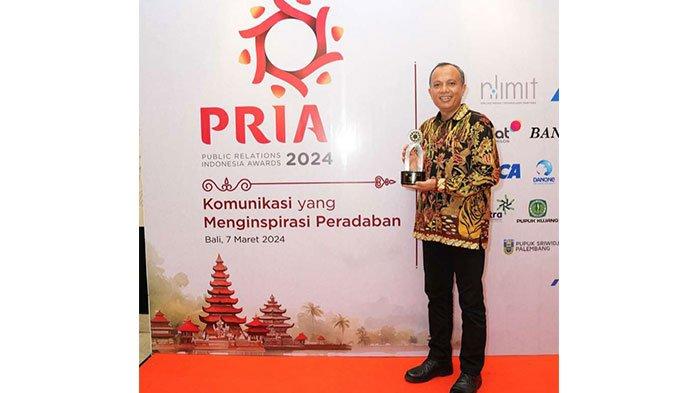 General Manager of Communication & Legal PT Semen Gresik, Abdul Manan, menerima secara langsung penghargaan Public Relations Indonesia Awards (PRIA) 2024 dari PR Indonesia di Bali (7/3).