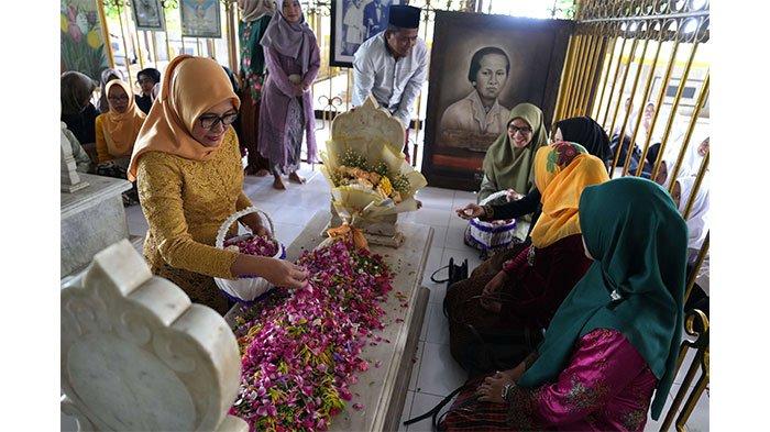 General Manager of HC & System Management PT Semen Gresik, Ummi Sofiana, secara simbolis menaburkan bunga ke pusara makam RA Kartini.
