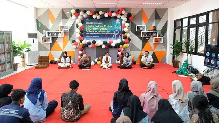 General Manager of Human Capital & Management PT Semen Gresik, Ummi Shofiana, memberikan penguatan pada agenda seminar kesehatan dalam rangkaian peringatan bulan K3 Nasional tahun 2024 di Gedung CCR Pabrik Rembang (13/2).
