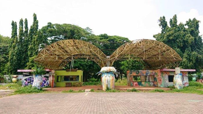 Gerbang masuk Eks Wonderia yang ada di Jalan Sriwijaya Kota Semarang nampak tak terawat, setelah taman hiburan rakyat tersebut lama tak beroperasi, Kamis (3/11/2022).