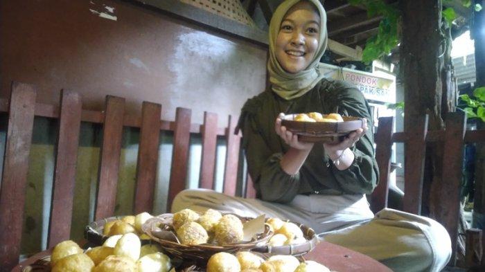 
Pengunjung menikmati Gethuk Nyimut karya warga Kajar, Kecamatan Dawe, Kabupaten Kudus, Minggu (29/12/2024). 
