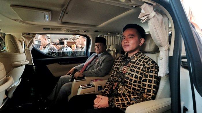 Gibran Rakabuming Raka satu mobil dengan Prabowo Subianto.