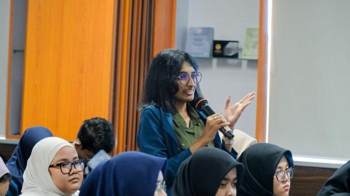 GOES TO CUSTOMS -- Kesadaran hukum dan pemahaman tentang peran penting Bea Cukai dalam perekonomian Indonesia semakin disorot dalam acara sosialisasi yang digelar Bea Cukai Tanjung Emas. Bertempat di Ruang Aula Lantai 4, KPPBC TMP Tanjung Emas,
