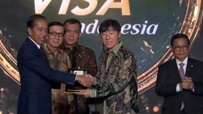 Presiden Joko Widodo menyerahkan Golden Visa secara simbolis kepada pelatih Timnas Indonesia, Shin Tae-yong dalam peluncuran Golden Visa Indonesia di Hotel Ritz Carlton Kuningan, Jakarta.
