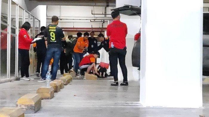 Gregorius Ronald Tannur melakukan rekontruksi kasus kematian Dini Sera Afrianti di Basemen Lenmarc Surabaya, terlihat pelaku meletakan dan menyenderkan tubuh Dini Sera Afrianti dekat roda belakang sisi kiri mobil Toyota Innova warna abu-abu bernopol B-1744-VON. 