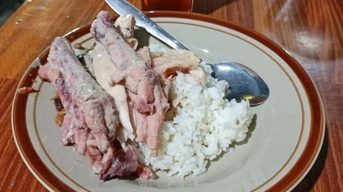Gudeg dengan komposisi ceker yang disediakan oleh Gudeg Ceker Bu Kasno Margoyudan Solo