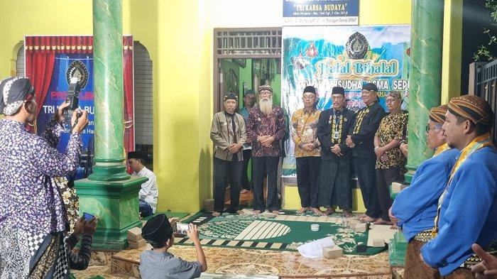 TERIMA KERIS - Gus Nabil Putra Mbah Munif menerima cinderamata keris dari KRT Mustamin Juniarto pimpinan Tri Karsa Budaya, di Brumbung, Mranggen Demak, Sabtu (19/4/2025) malam. (wid)
