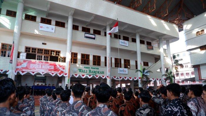 Upacara bendera HUT ke 79 RI di halaman Ponpes Wali Barokah Kediri Jawa Timur, Sabtu 17 Agustus 2024