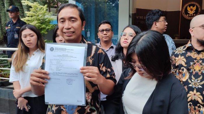 Ketua Komisi Pemilihan Umum (KPU) RI Hasyim Asy'ari kembali diadukan ke Dewan Kehormatan Penyelenggara Pemilu (DKPP), Kamis (18/4/2024). Pengacara pengadu, Aristo Pangaribuan (kiri), menyebut Hasyim menggunakan relasi kuasa untuk mendekati, membina hubungan romantis, dan berbuat asusila dengan salah satu anggota Panitia Pemilihan Luar Negeri (PPLN).