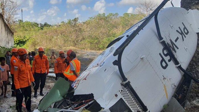 Helikopter jatuh di sekitar Pantai Suluban, Kecamatan Pecatu, Kecamatan Kuta Selatan, Kabupaten Badung, Bali, Jumat (19/7/2024). Tak ada korban jiwa dalam kecelakaan ini.