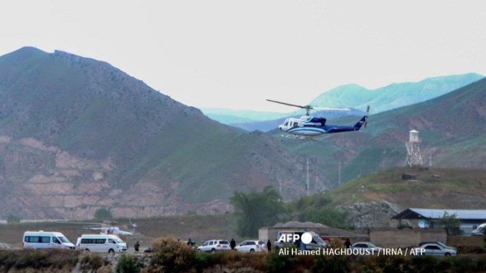 Helikopter yang membawa Presiden Iran Ebrahim Raisi lepas landas di perbatasan Iran dengan Azerbaijan setelah peresmian bendungan Qiz Qalasi, di Aras. Sebuah helikopter dalam konvoi presiden Iran terlibat dalam 