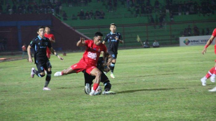 Pemain Persijap Hendrico ditekel oleh pemain Persela Lamongan dalam laga lanjutan Liga 2 2023/2024 di Stadion Gelora Bumi Kartini, Minggu (5/11/2023) malam.