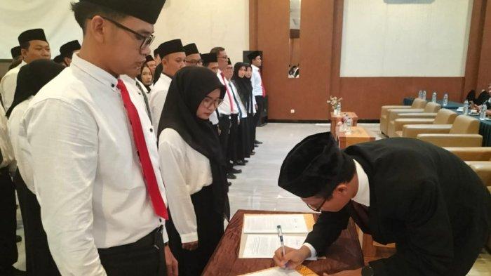 Ketua KPU Kabupaten Tegal Himawan Tri Pratiwi, menandatangani berkas pelantikan 90 orang Panitia Pemilihan Kecamatan (PPK) untuk Pilkada 2024. Berlokasi di Syailendra Grand Dian Hotel Slawi, Kamis (16/5/2024).