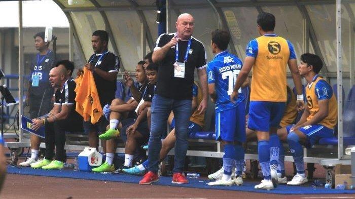 Pelatih Persib Bandung Bojan Hodak memberikan arahan kepada Arsan Makarin dan Ezra Walian.