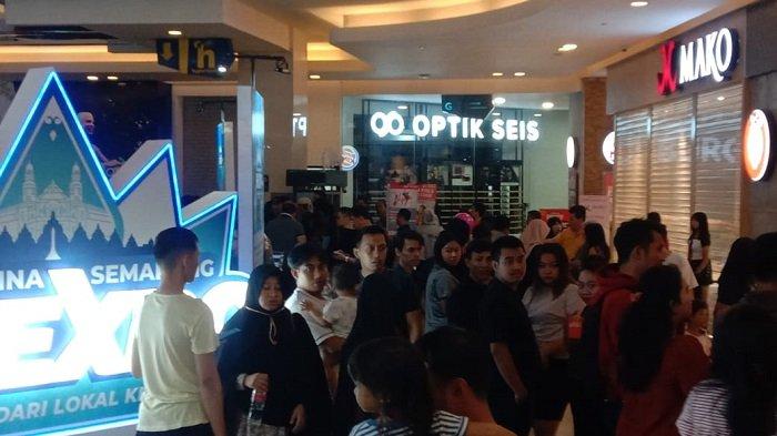 Lokasi stan mobil saat dikendarai marketing mengalami tergelincir hingga menabrak pengunjung