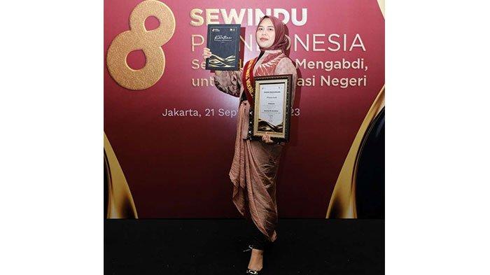 Humas & Institutional Relations Officer PT Semen Gresik, Yeni Indah Lestari, menerima penghargaan kategori Anak Usaha BUMN Paling berpengaruh di bidang Komunikasi dan Top 50 Kartini Humas Indonesia tahun 2023 dalam ajang Sewindu PR Indonesia di Merlynn Park Hotel Jakarta, (22/9).