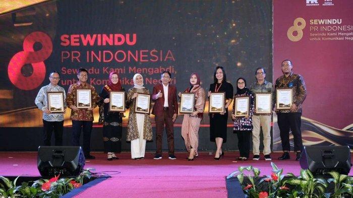 Humas & Institutional Relations Officer PT Semen Gresik, Yeni Indah Lestari, berfoto bersama dengan para pemenang Sewindu PR Indonesia di Merlynn Park Hotel Jakarta, (22/9).