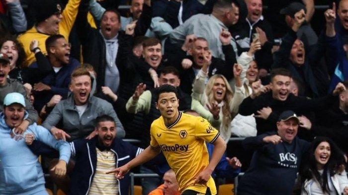Hwang Hee-chan melakukan selebrasi usai mencetak gol dalam laga pekan ketujuh Liga Inggris antara Wolves vs Man City di Stadion Molineux, Sabtu (30/9/2023). (Photo by Darren Staples / AFP) (AFP/DARREN STAPLES)