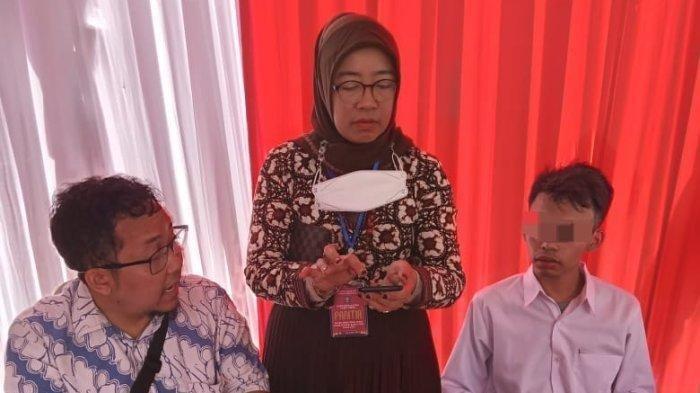 IM (baju putih), joki tes SKD CPNS 2023 di Surabaya saat diamankan petugas 
