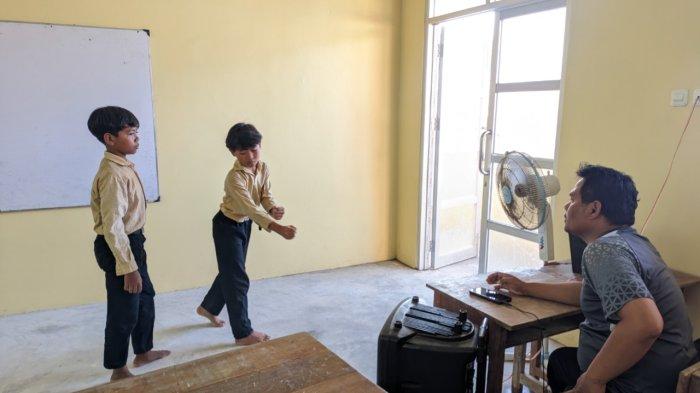 AKTIVITAS KELAS - Ibnu dan temannya yang bersekolah di SD N 1 Bedono, sedang berlatih pantomim di dalam kelas baru yang lebih layak sambil diawasi oleh Sukardi seorang wali murid kelas 5 di sekolah tersebut.