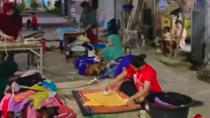 Viral video emak-emak kompak menyetrika bersama di tengah jalan saat malam hari.