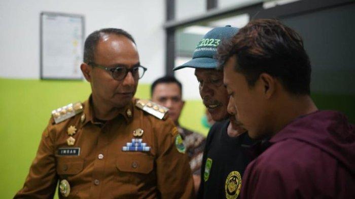 Bj Bupati Subang Imran saat mengunjungi RSUD Ciereng Subang buntut siswa kelas III SD meninggal seusai alami perundungan di sekolahnya, Senin (25/11/2024) malam.