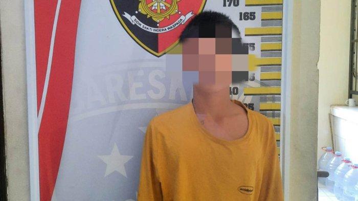 Seorang remaja 14 tahun di Semarang membacok penjual pertamini dengan parang setelah kasus pemalakan terhadap pedagang pempek. 