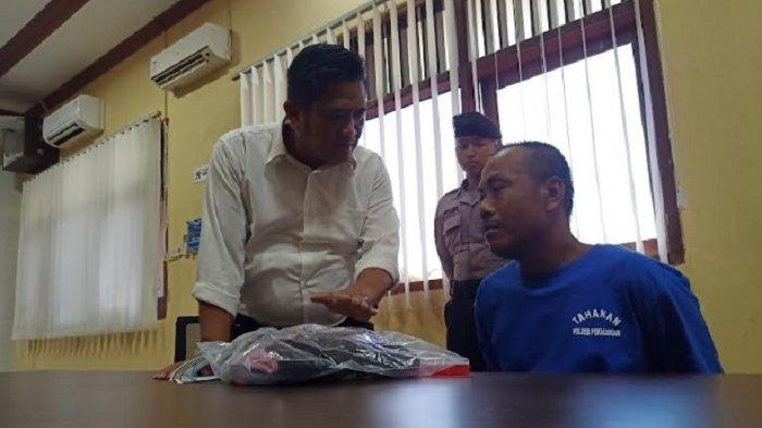 Kasat Reskrim Polres Pekalongan AKP Isnovim saat menanyai tersangka pencabulan anak kandung di Kesesi, Kabupaten Pekalongan, Jawa Tengah