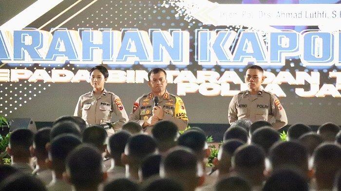 Kapolda Jateng Irjen Ahmad Lutfi saat memberikan petuah terhadap 808 Bintara dan Tamtama Polri yang baru supaya jangan angkuh dan tak menyakiti masyarakat di Gedung Serbaguna Akademi Kepolsian (Akpol) Kota Semarang, Kamis, (11/1/2024).