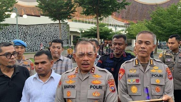 Kapolda Sumbar, Irjen Pol Suharyono, saat berada di kawasan Masjid Raya Sumbar, Sabtu (5/8/2023). Hasil pemeriksaan yang telah dilakukan Polda Sumbar terhadap 40 anggota Polri, ada 17 orang terbukti memenuhi unsur melakukan dugaan kekerasan di kasus tewasnya bocah SMP bernama Afif Maulana.